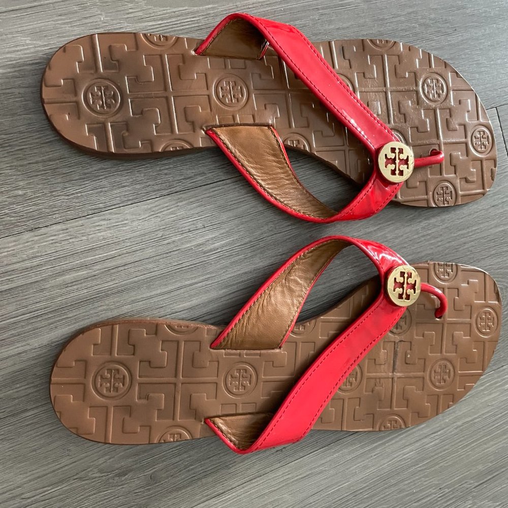 TORY BURCH THORA FLAT SANDALS IN RED